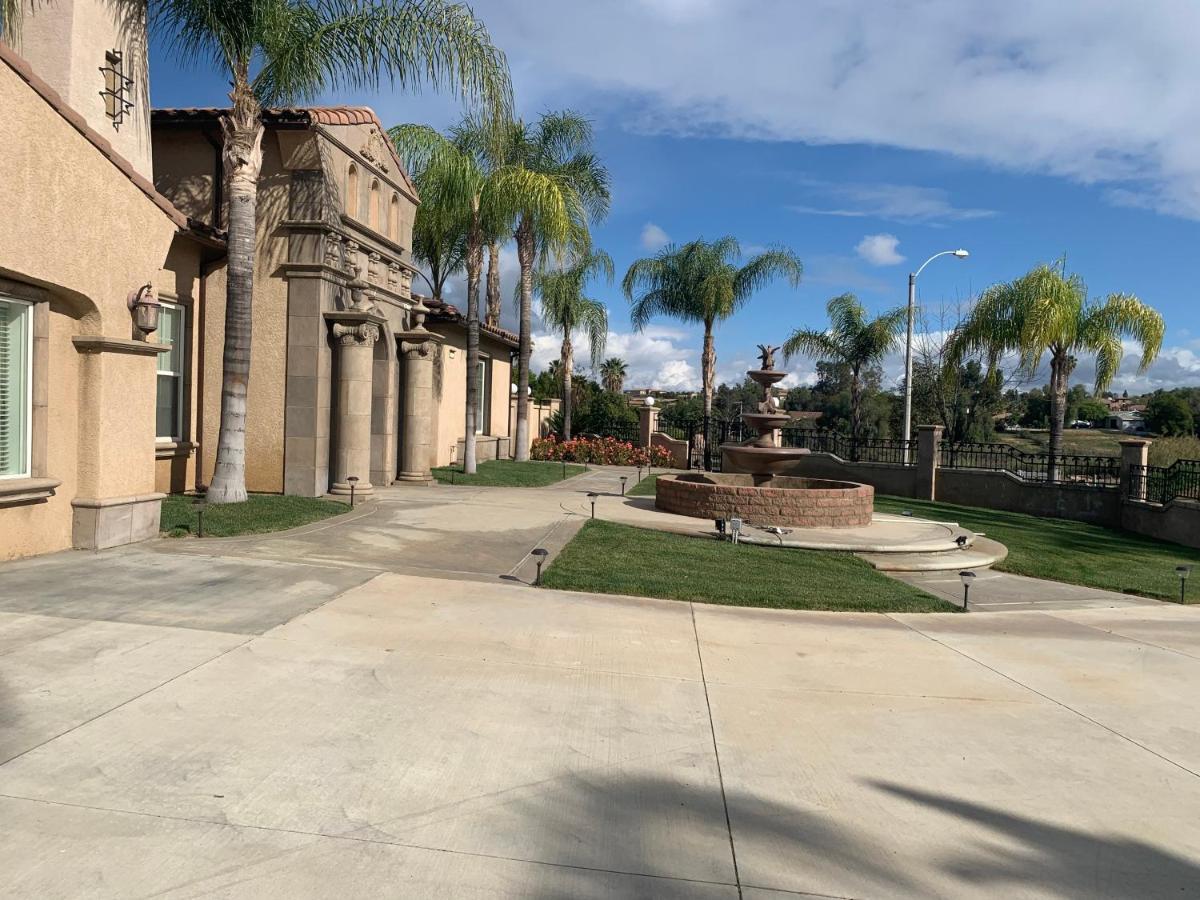 Luxhome Suites N Villa Riverside Exterior foto